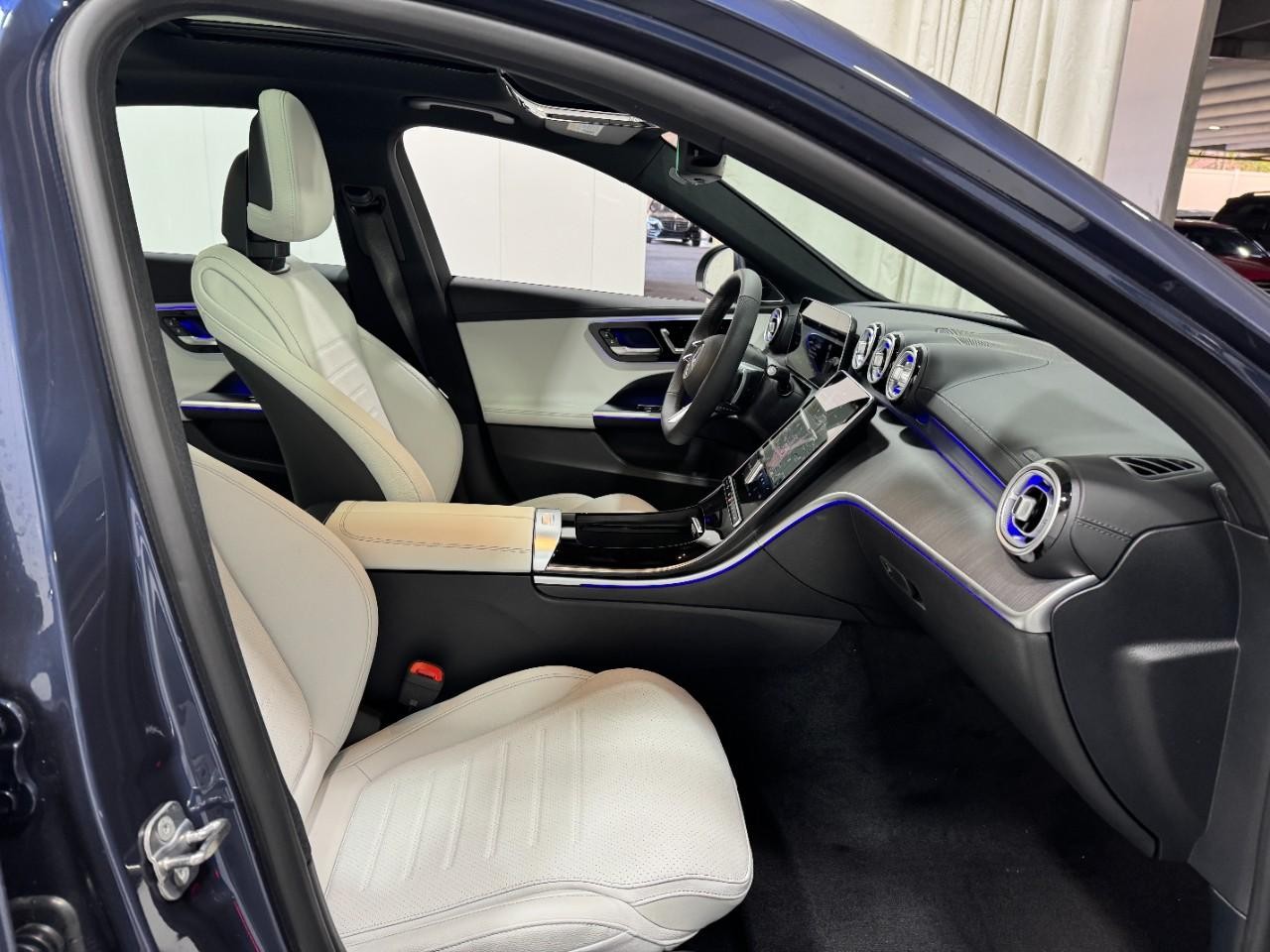 Mercedes-Benz C-Class Vehicle Full-screen Gallery Image 16