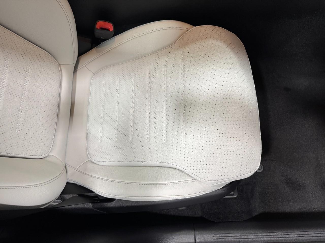 Mercedes-Benz C-Class Vehicle Full-screen Gallery Image 17