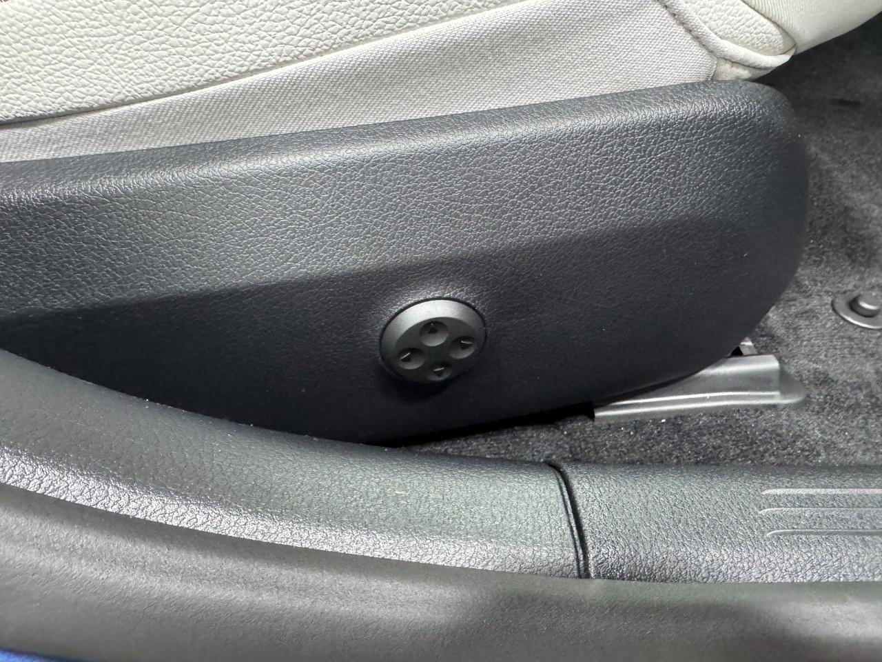 Mercedes-Benz C-Class Vehicle Full-screen Gallery Image 18