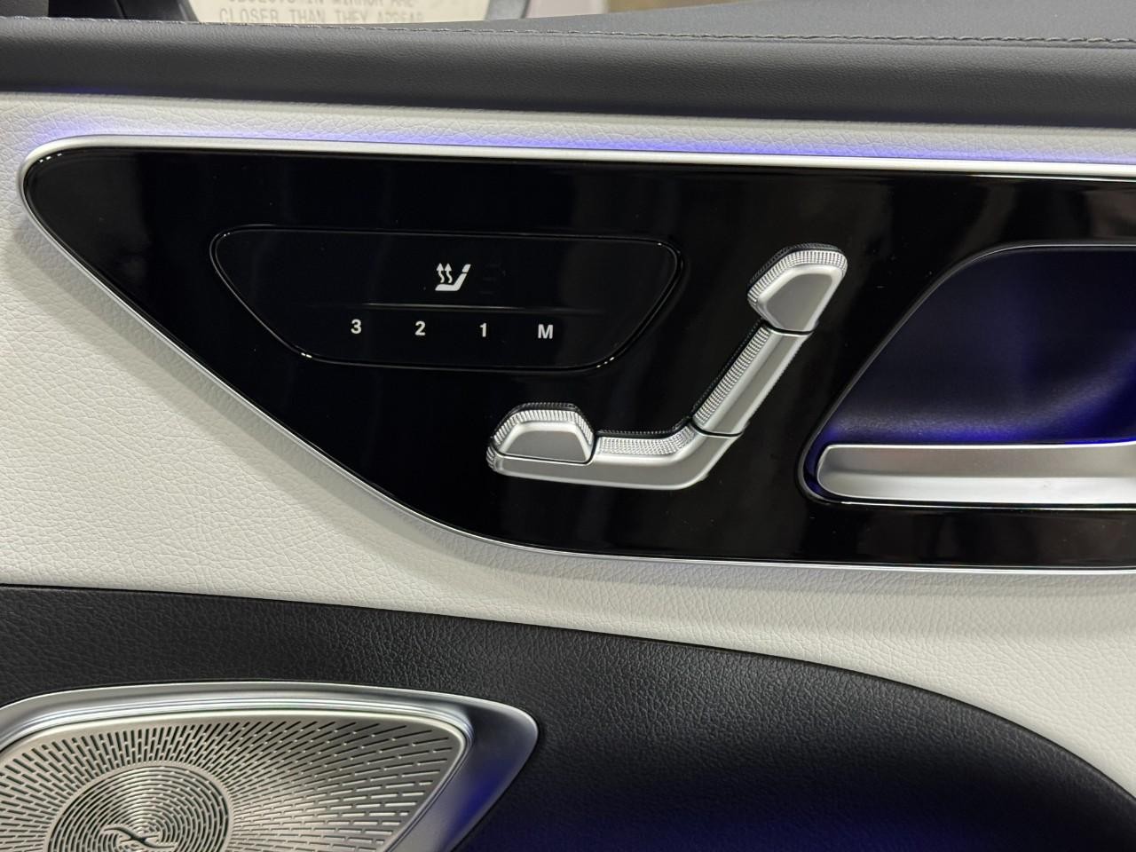 Mercedes-Benz C-Class Vehicle Full-screen Gallery Image 19