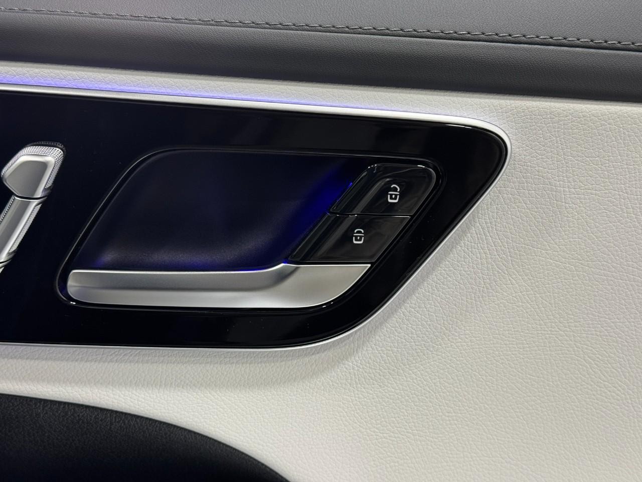 Mercedes-Benz C-Class Vehicle Full-screen Gallery Image 20