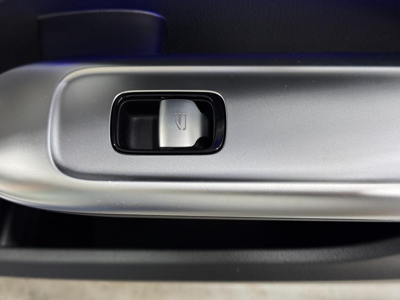 Mercedes-Benz C-Class Vehicle Full-screen Gallery Image 21