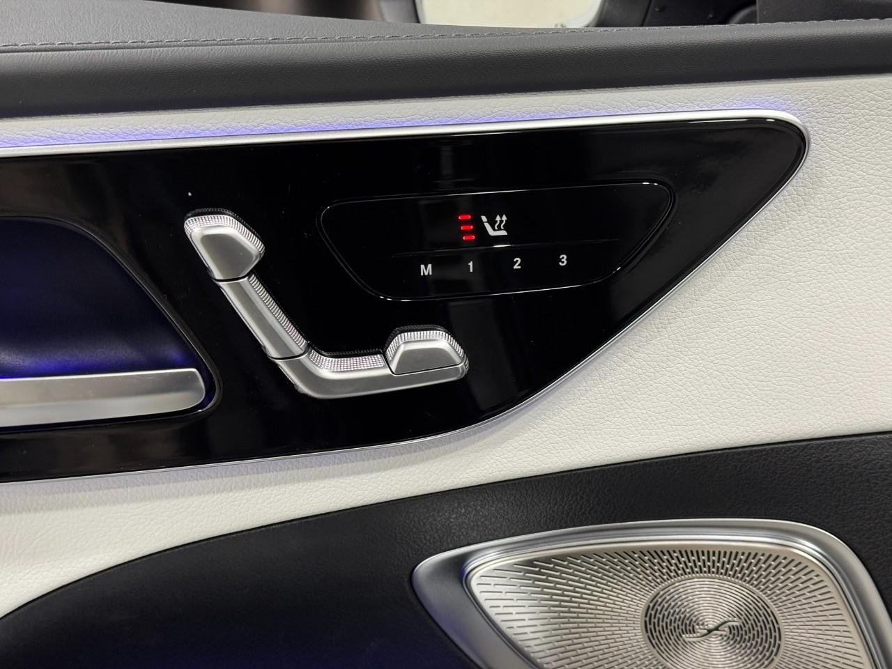 Mercedes-Benz C-Class Vehicle Full-screen Gallery Image 22