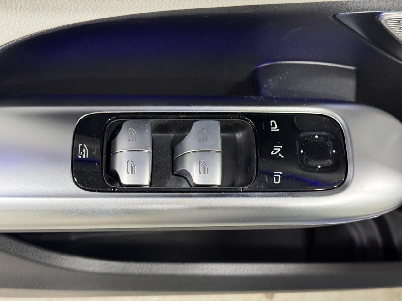 Mercedes-Benz C-Class Vehicle Full-screen Gallery Image 24