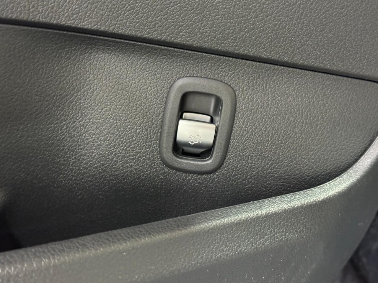 Mercedes-Benz C-Class Vehicle Full-screen Gallery Image 26