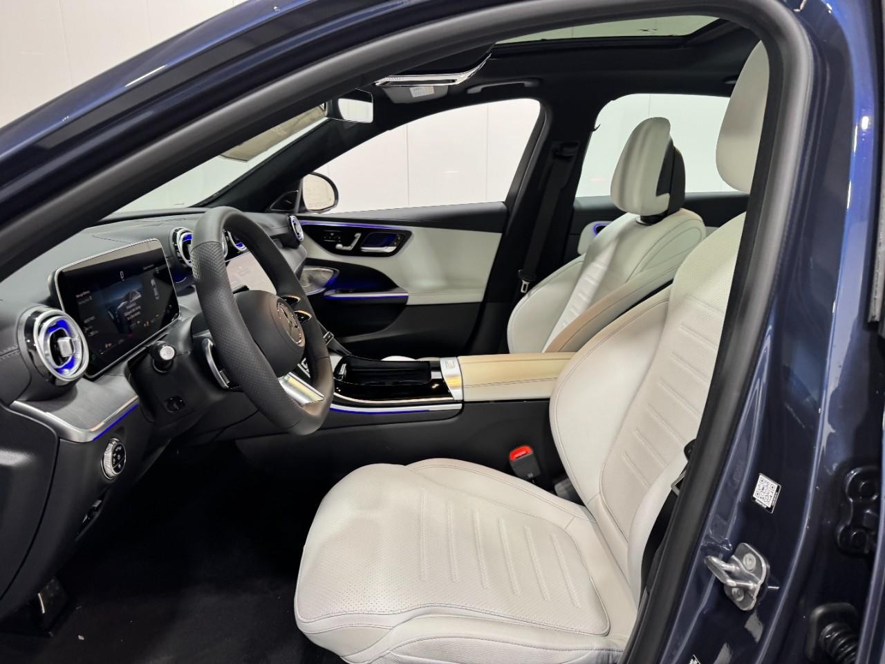 Mercedes-Benz C-Class Vehicle Full-screen Gallery Image 27