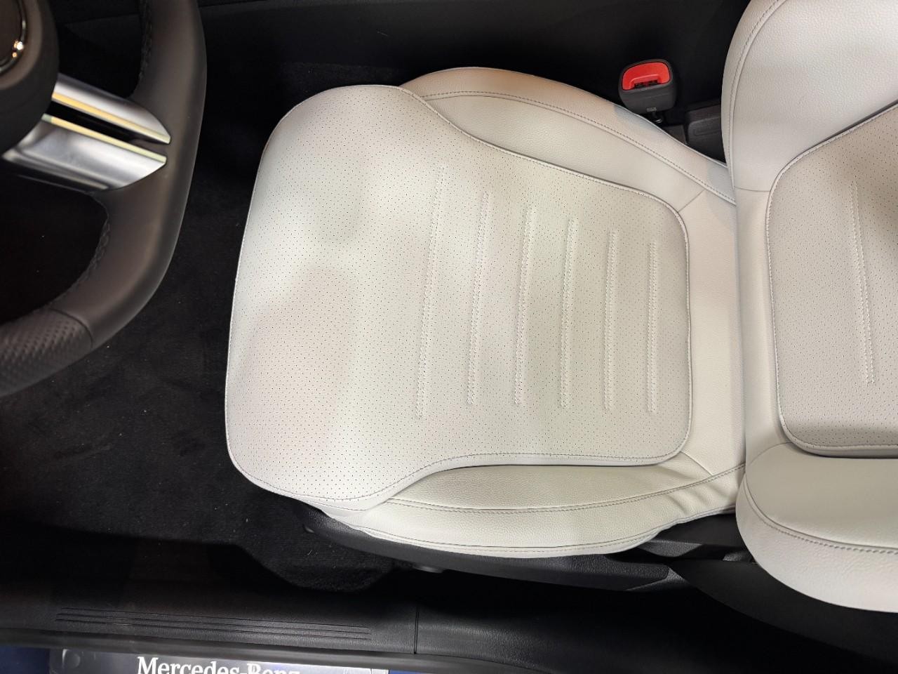 Mercedes-Benz C-Class Vehicle Full-screen Gallery Image 28