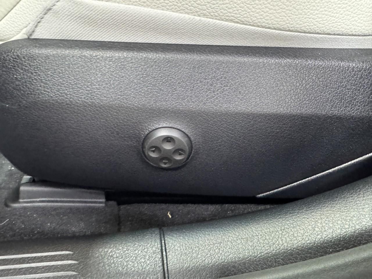 Mercedes-Benz C-Class Vehicle Full-screen Gallery Image 29