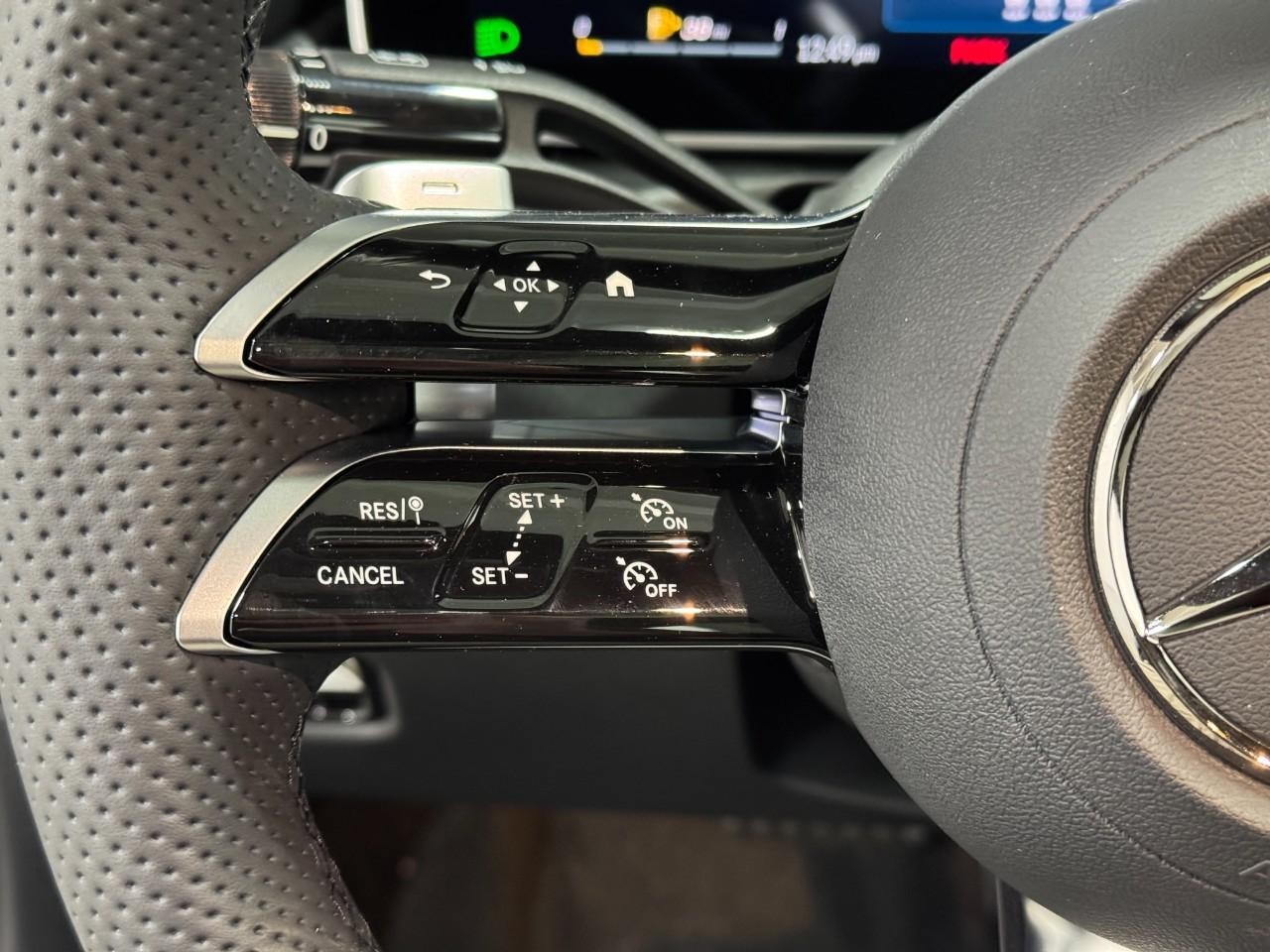 Mercedes-Benz C-Class Vehicle Full-screen Gallery Image 31