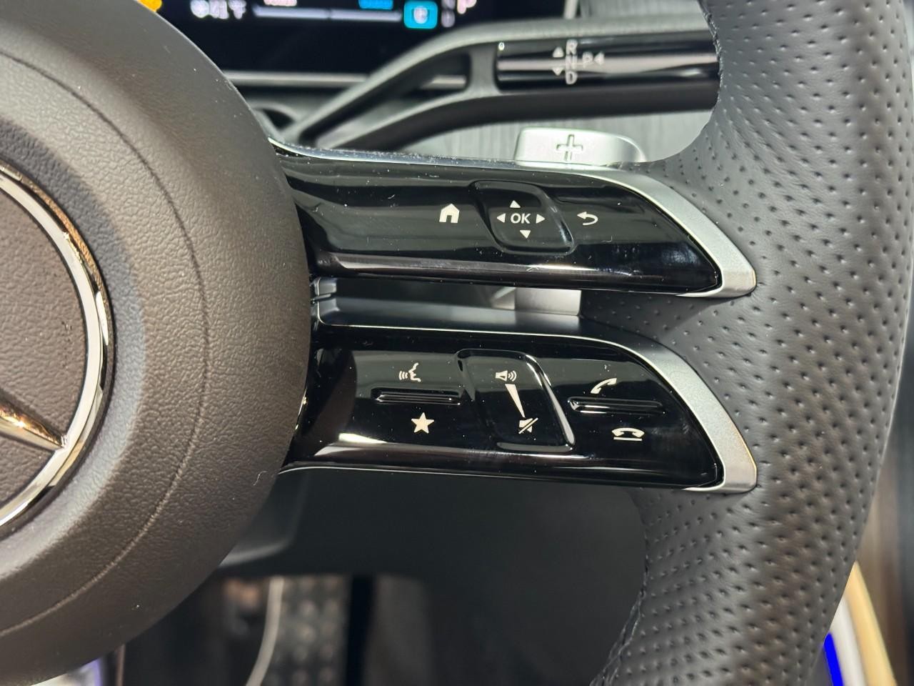 Mercedes-Benz C-Class Vehicle Full-screen Gallery Image 32