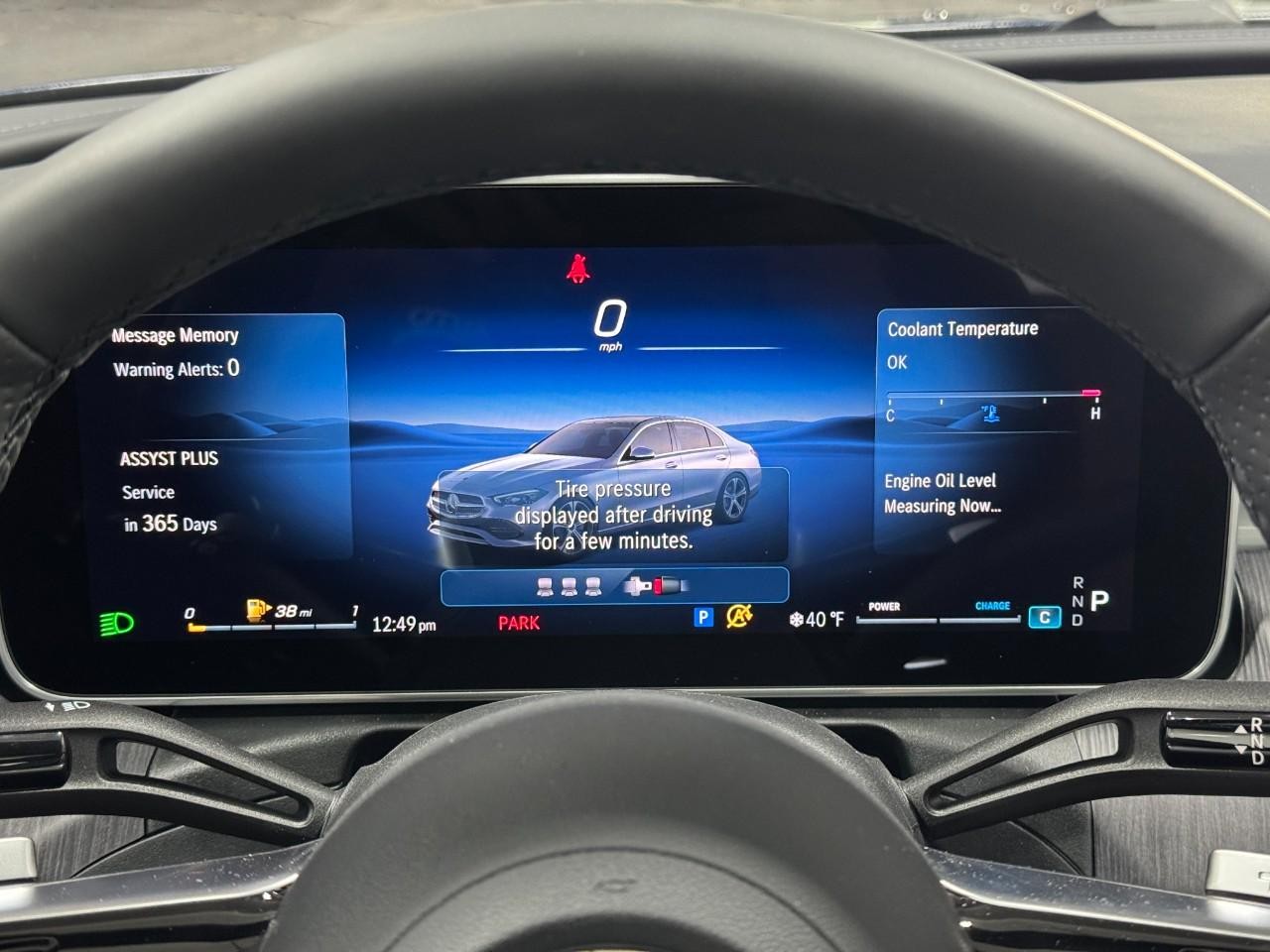 Mercedes-Benz C-Class Vehicle Full-screen Gallery Image 33