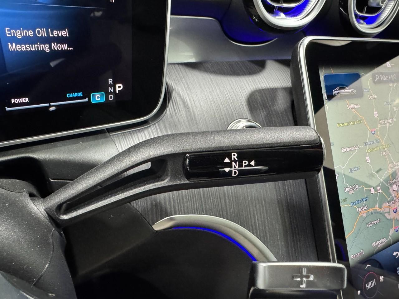 Mercedes-Benz C-Class Vehicle Full-screen Gallery Image 34