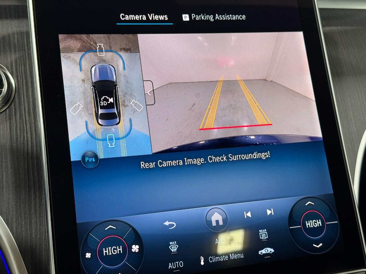 Mercedes-Benz C-Class Vehicle Full-screen Gallery Image 35