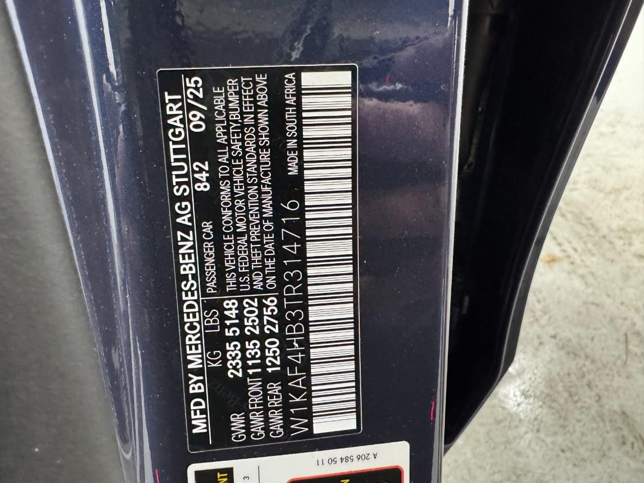 Mercedes-Benz C-Class Vehicle Full-screen Gallery Image 36