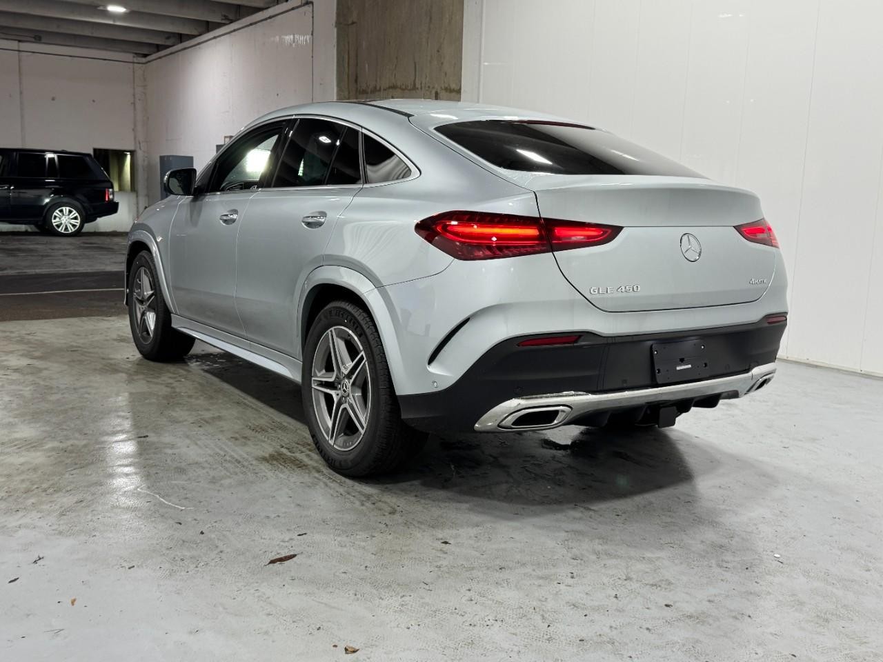 Mercedes-Benz GLE Vehicle Full-screen Gallery Image 3