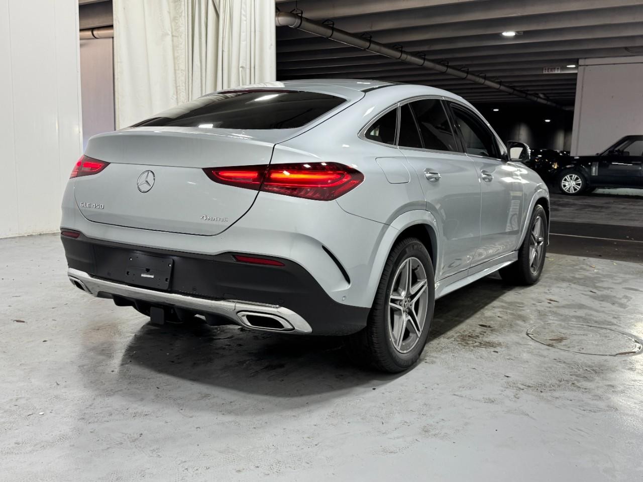Mercedes-Benz GLE Vehicle Full-screen Gallery Image 4