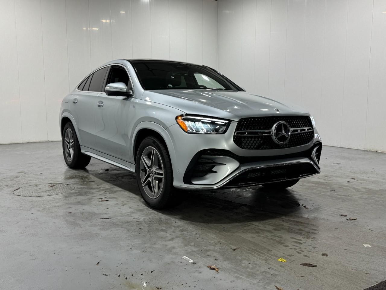 Mercedes-Benz GLE Vehicle Full-screen Gallery Image 6