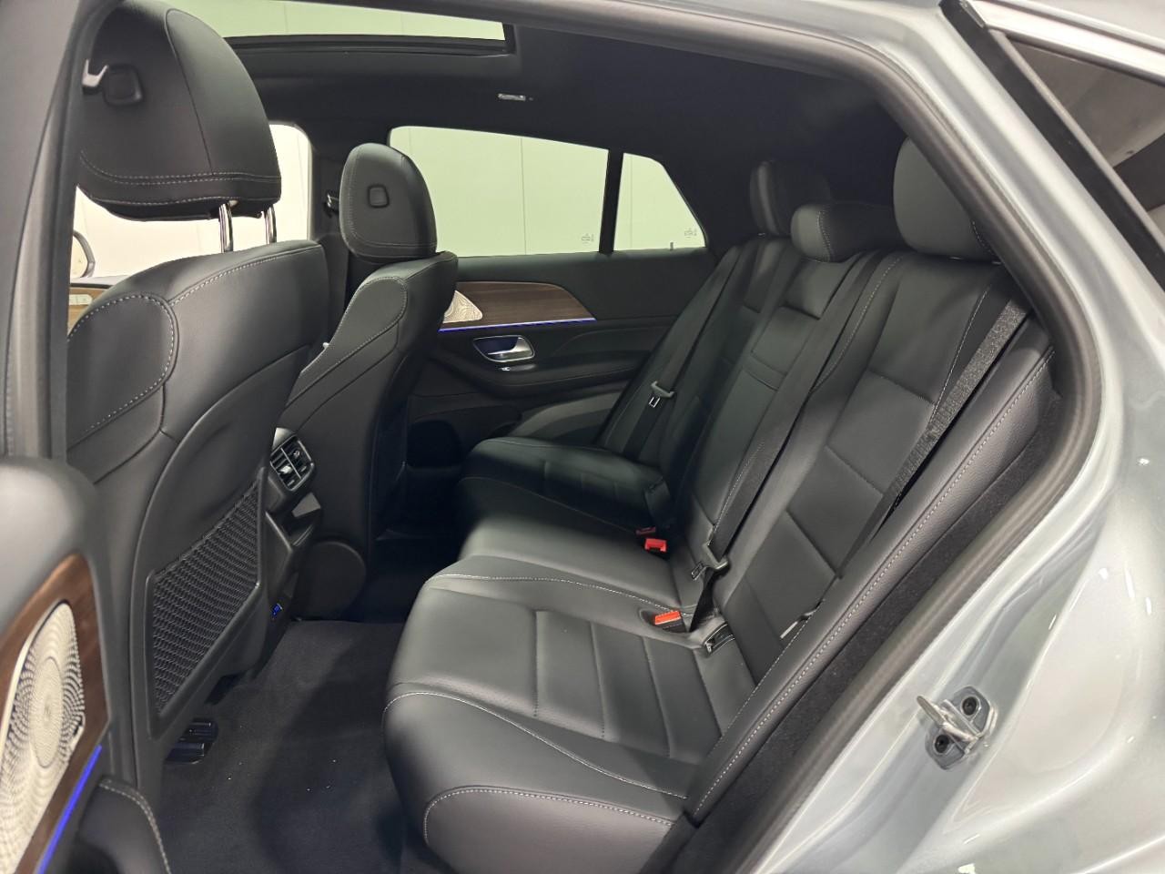 Mercedes-Benz GLE Vehicle Full-screen Gallery Image 8