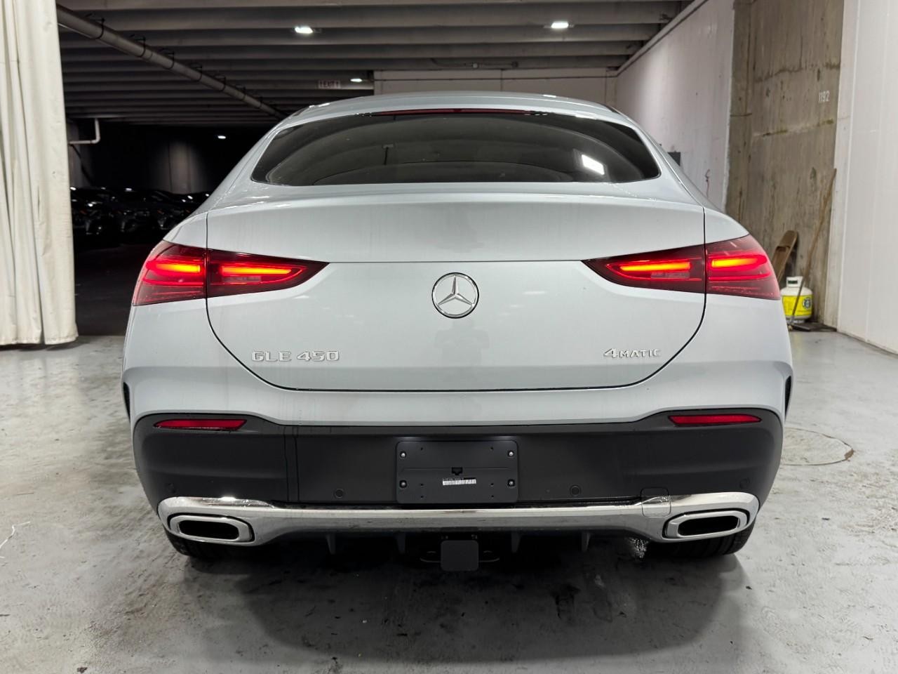 Mercedes-Benz GLE Vehicle Full-screen Gallery Image 9