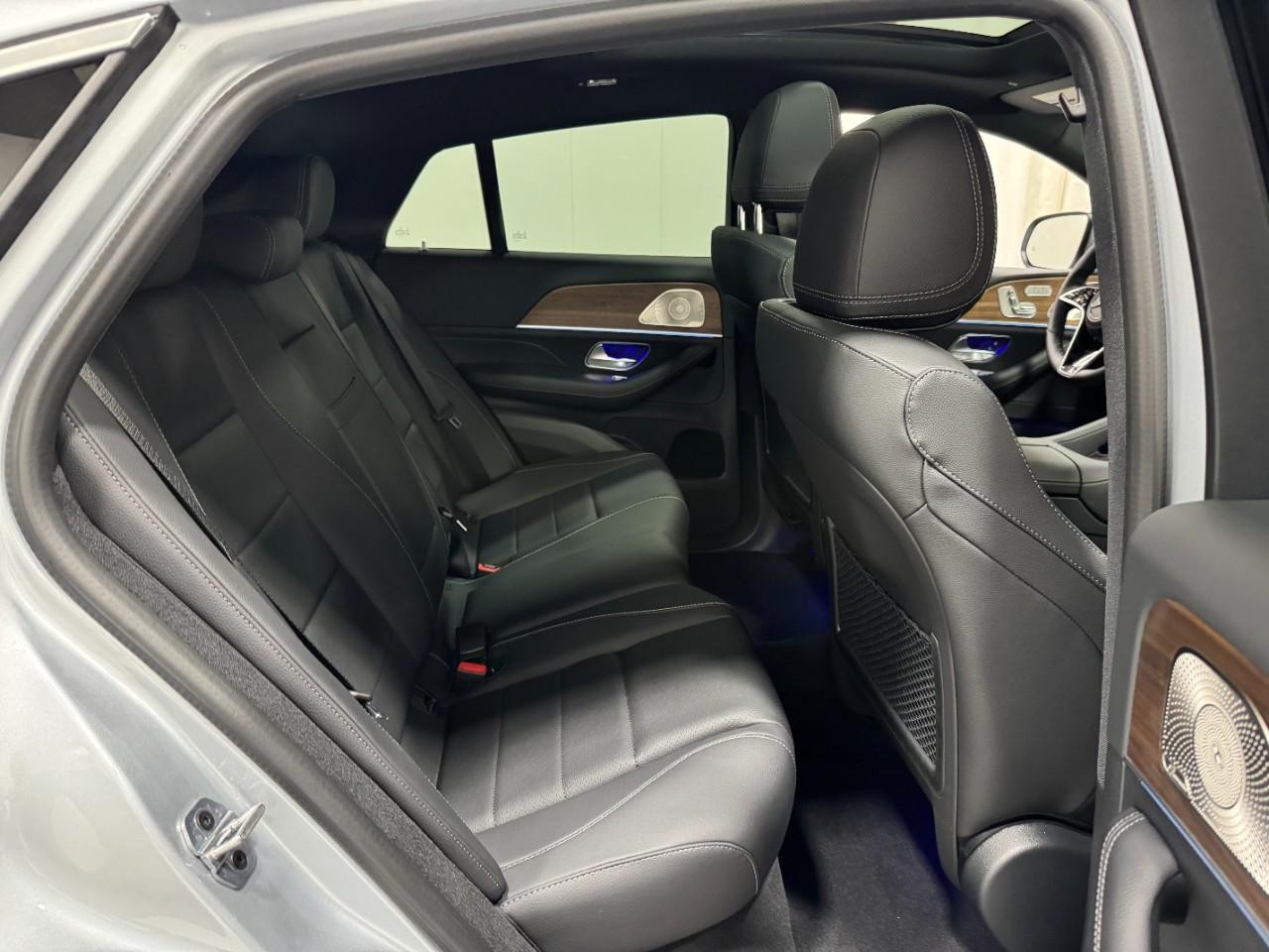 Mercedes-Benz GLE Vehicle Full-screen Gallery Image 10