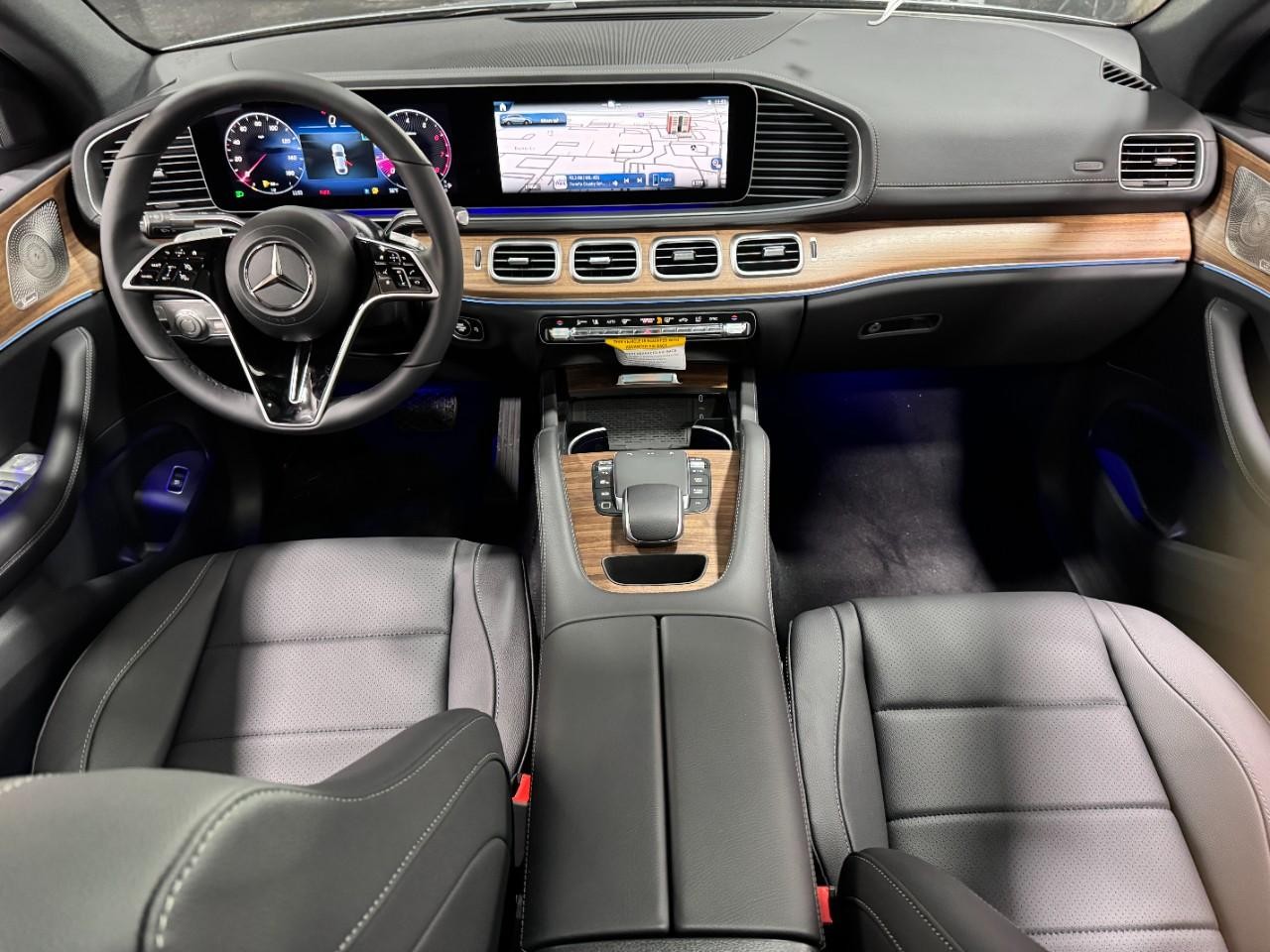 Mercedes-Benz GLE Vehicle Full-screen Gallery Image 12