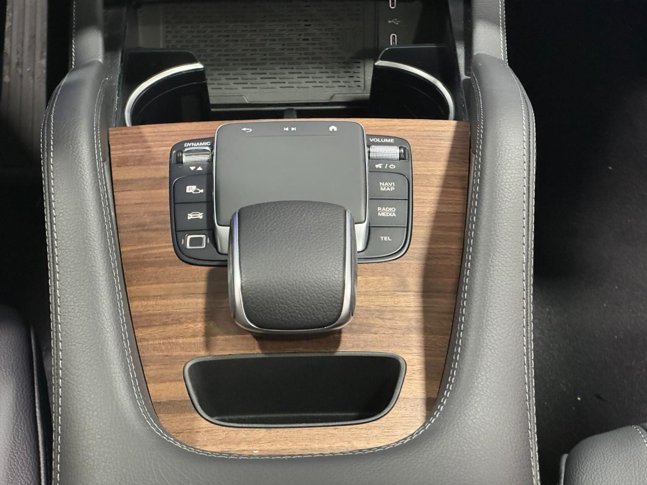 Mercedes-Benz GLE Vehicle Full-screen Gallery Image 16