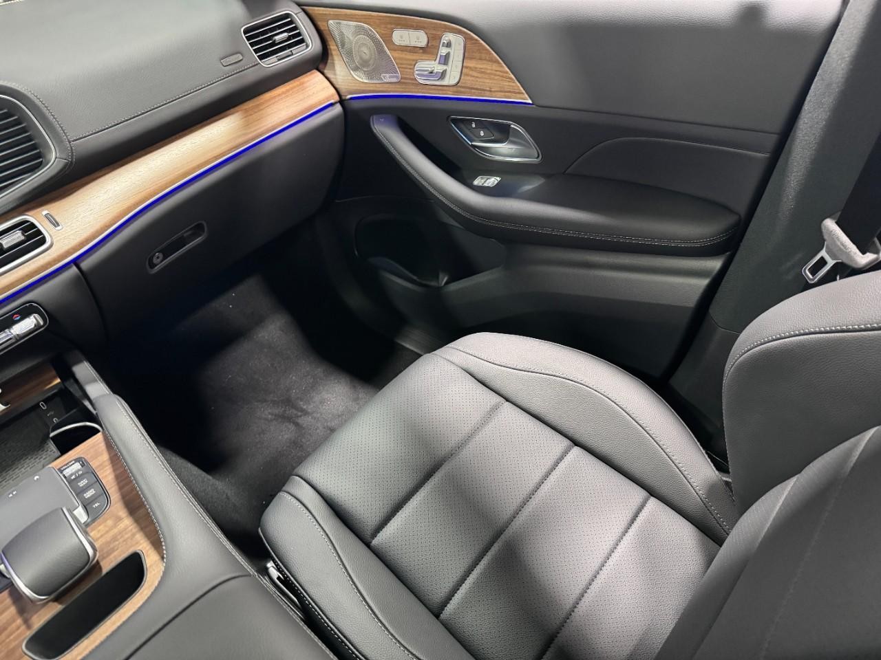 Mercedes-Benz GLE Vehicle Full-screen Gallery Image 17