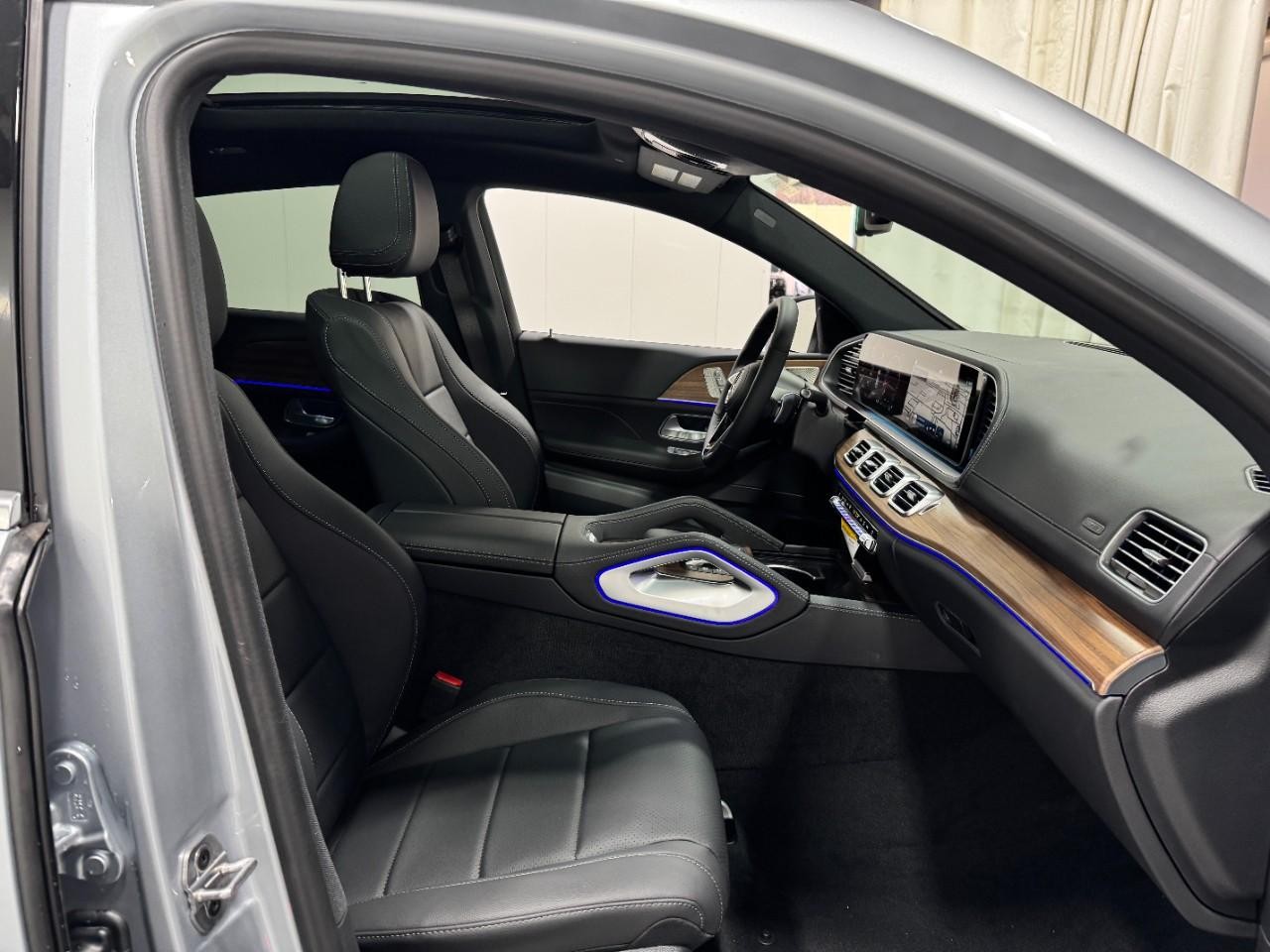 Mercedes-Benz GLE Vehicle Full-screen Gallery Image 18