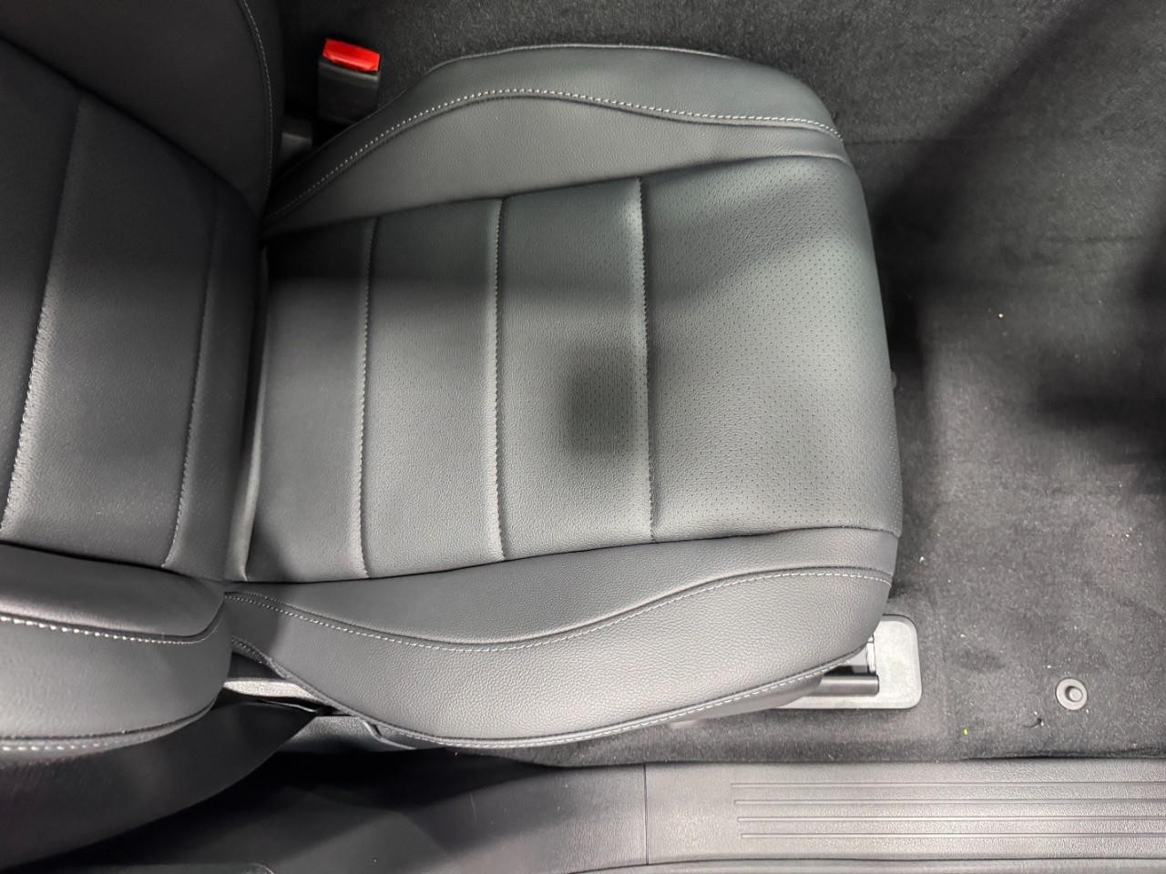 Mercedes-Benz GLE Vehicle Full-screen Gallery Image 19