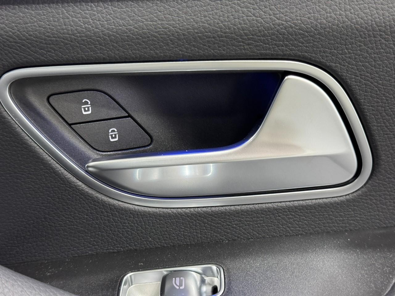 Mercedes-Benz GLE Vehicle Full-screen Gallery Image 22