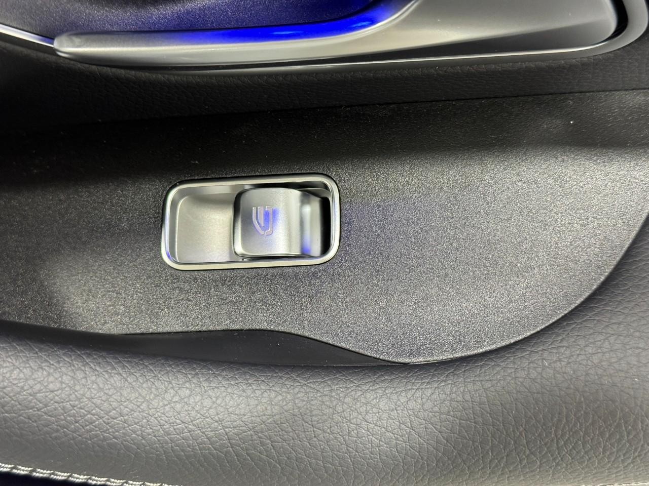 Mercedes-Benz GLE Vehicle Full-screen Gallery Image 23