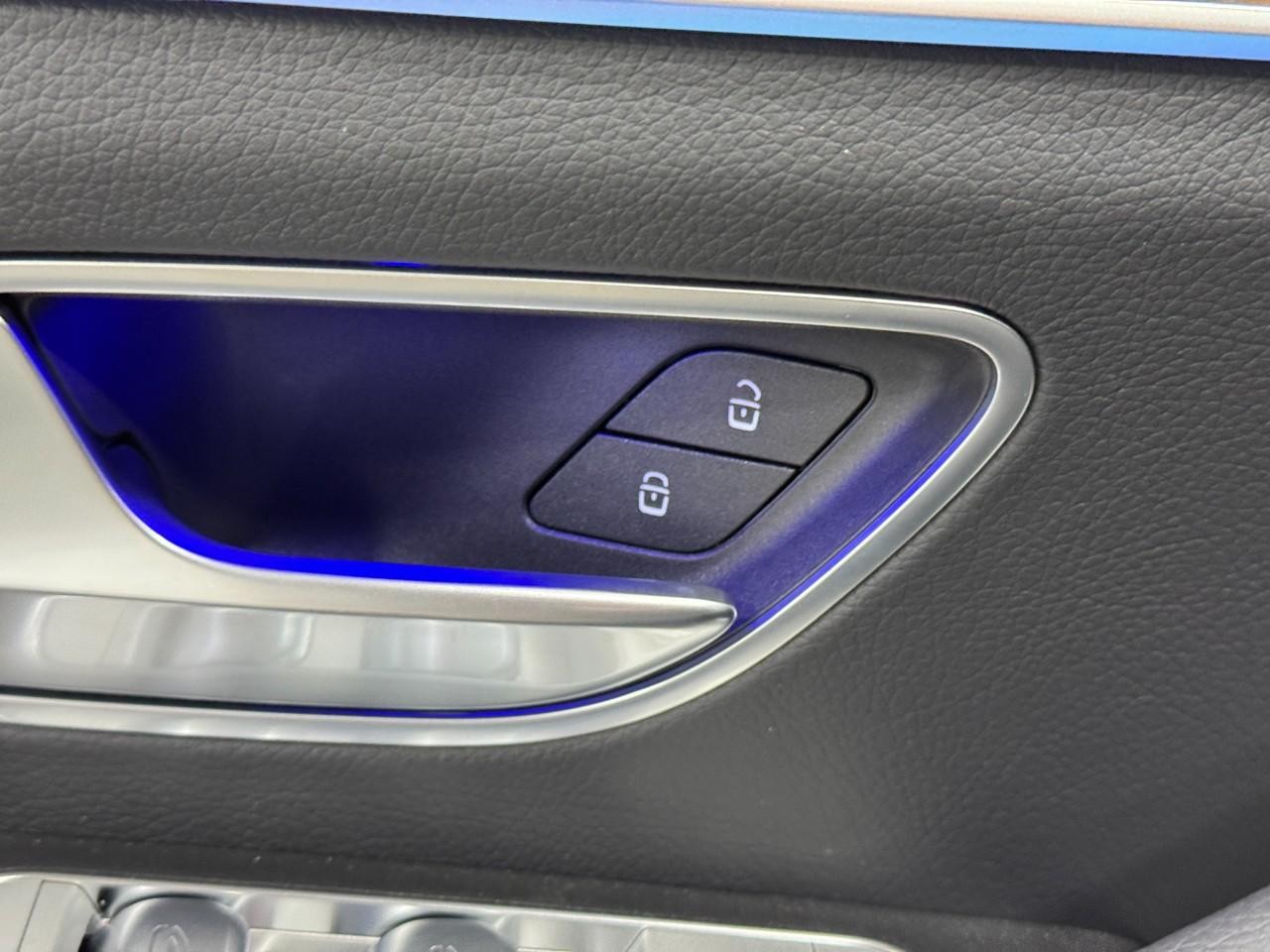 Mercedes-Benz GLE Vehicle Full-screen Gallery Image 26