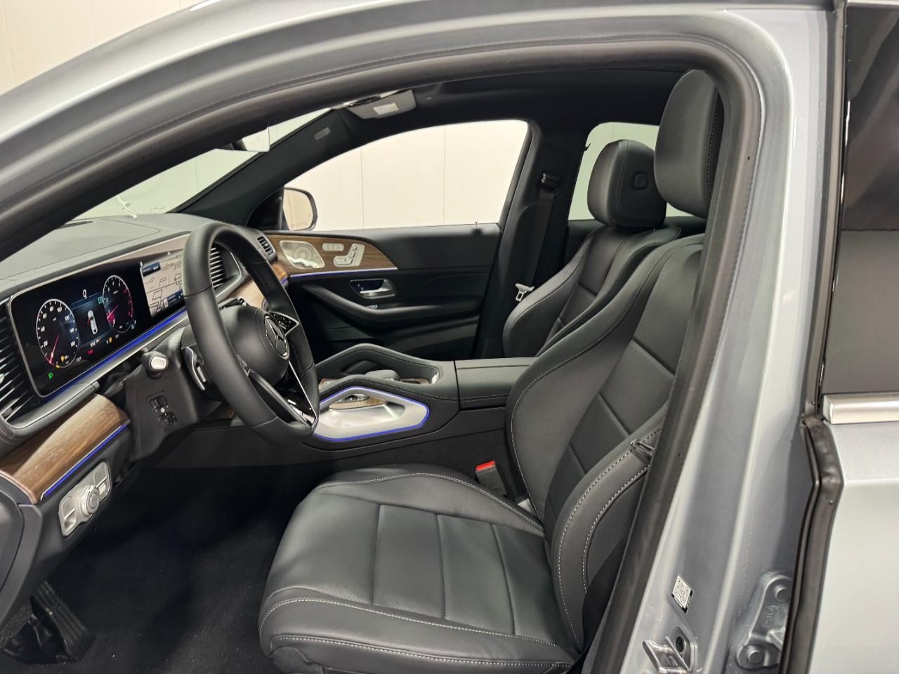 Mercedes-Benz GLE Vehicle Full-screen Gallery Image 29