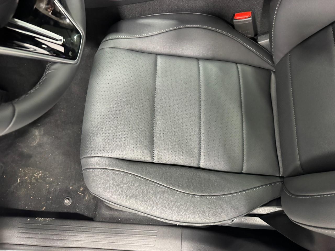 Mercedes-Benz GLE Vehicle Full-screen Gallery Image 30