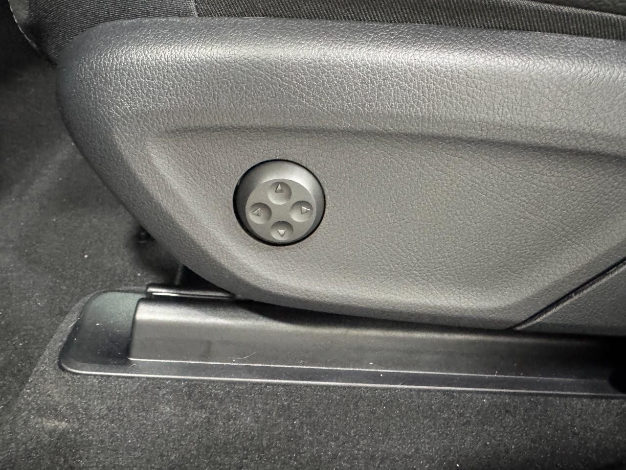 Mercedes-Benz GLE Vehicle Full-screen Gallery Image 31