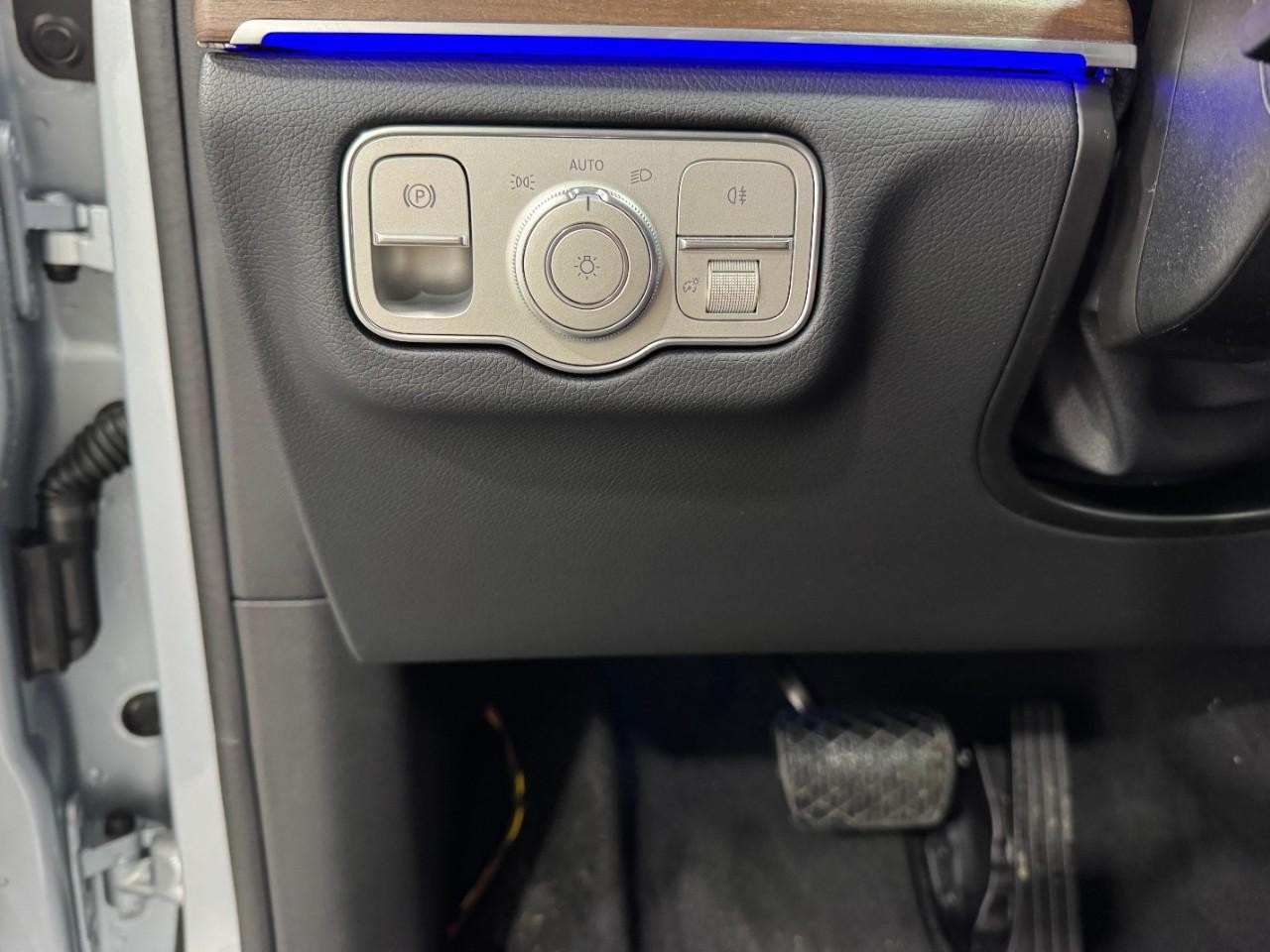 Mercedes-Benz GLE Vehicle Full-screen Gallery Image 32