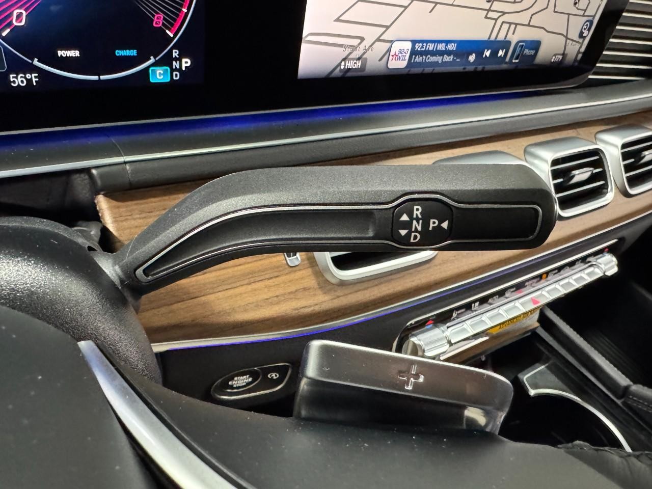 Mercedes-Benz GLE Vehicle Full-screen Gallery Image 36