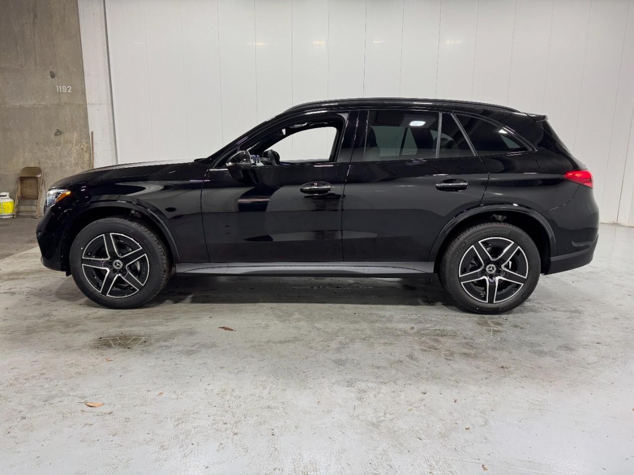 Mercedes-Benz GLC Vehicle Full-screen Gallery Image 2