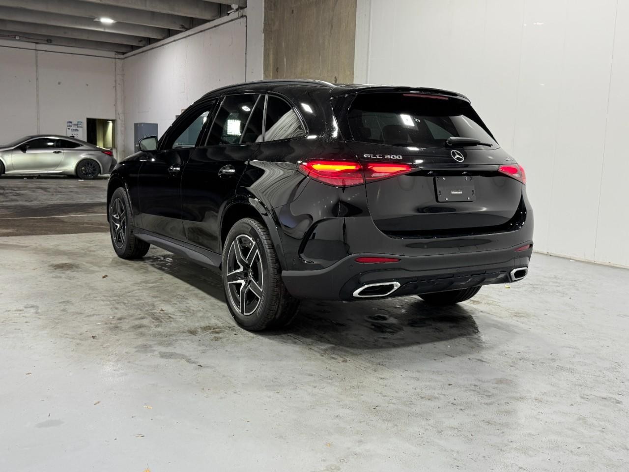 Mercedes-Benz GLC Vehicle Full-screen Gallery Image 3