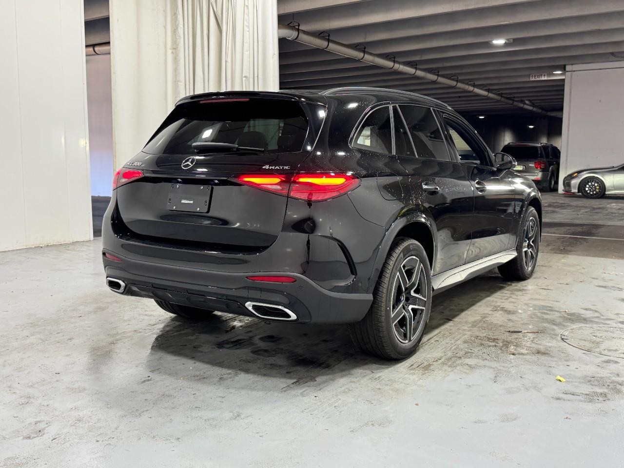 Mercedes-Benz GLC Vehicle Full-screen Gallery Image 4