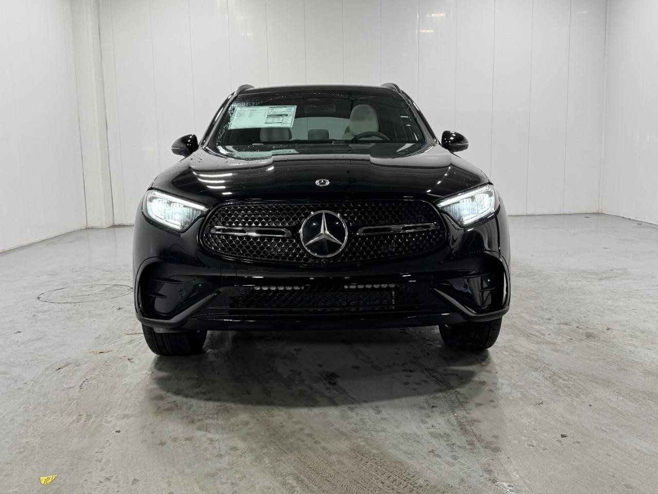 Mercedes-Benz GLC Vehicle Full-screen Gallery Image 7