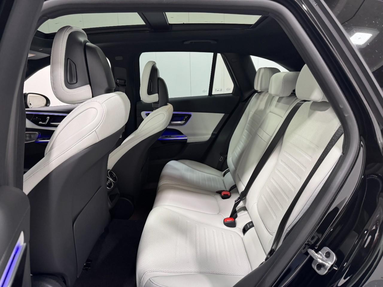 Mercedes-Benz GLC Vehicle Full-screen Gallery Image 8