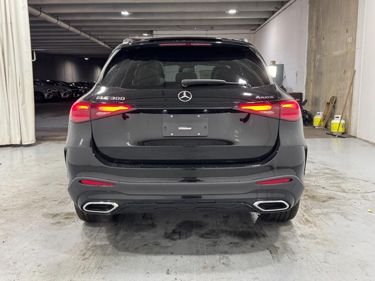 Mercedes-Benz GLC Vehicle Full-screen Gallery Image 9