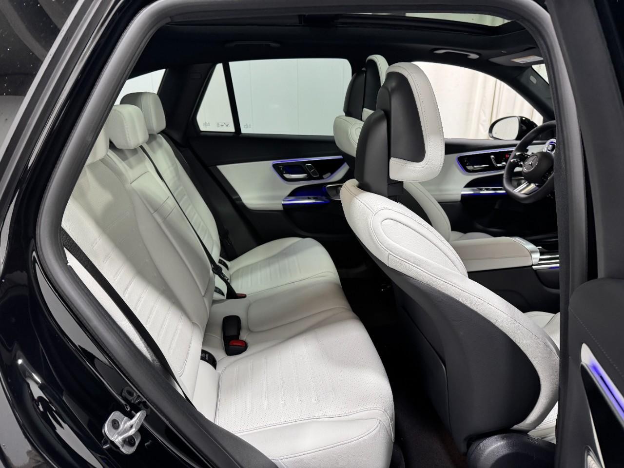 Mercedes-Benz GLC Vehicle Full-screen Gallery Image 10