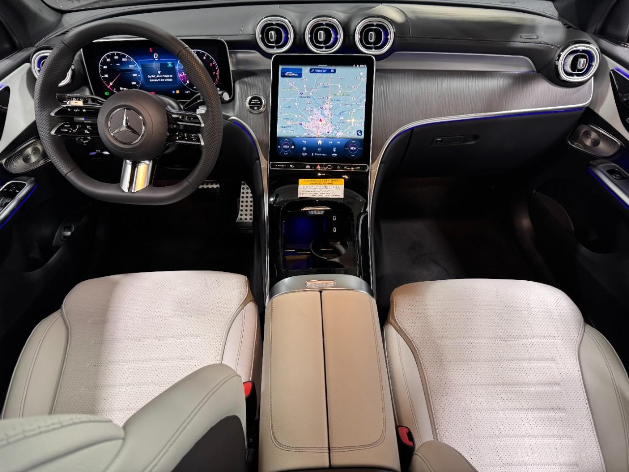 Mercedes-Benz GLC Vehicle Full-screen Gallery Image 12