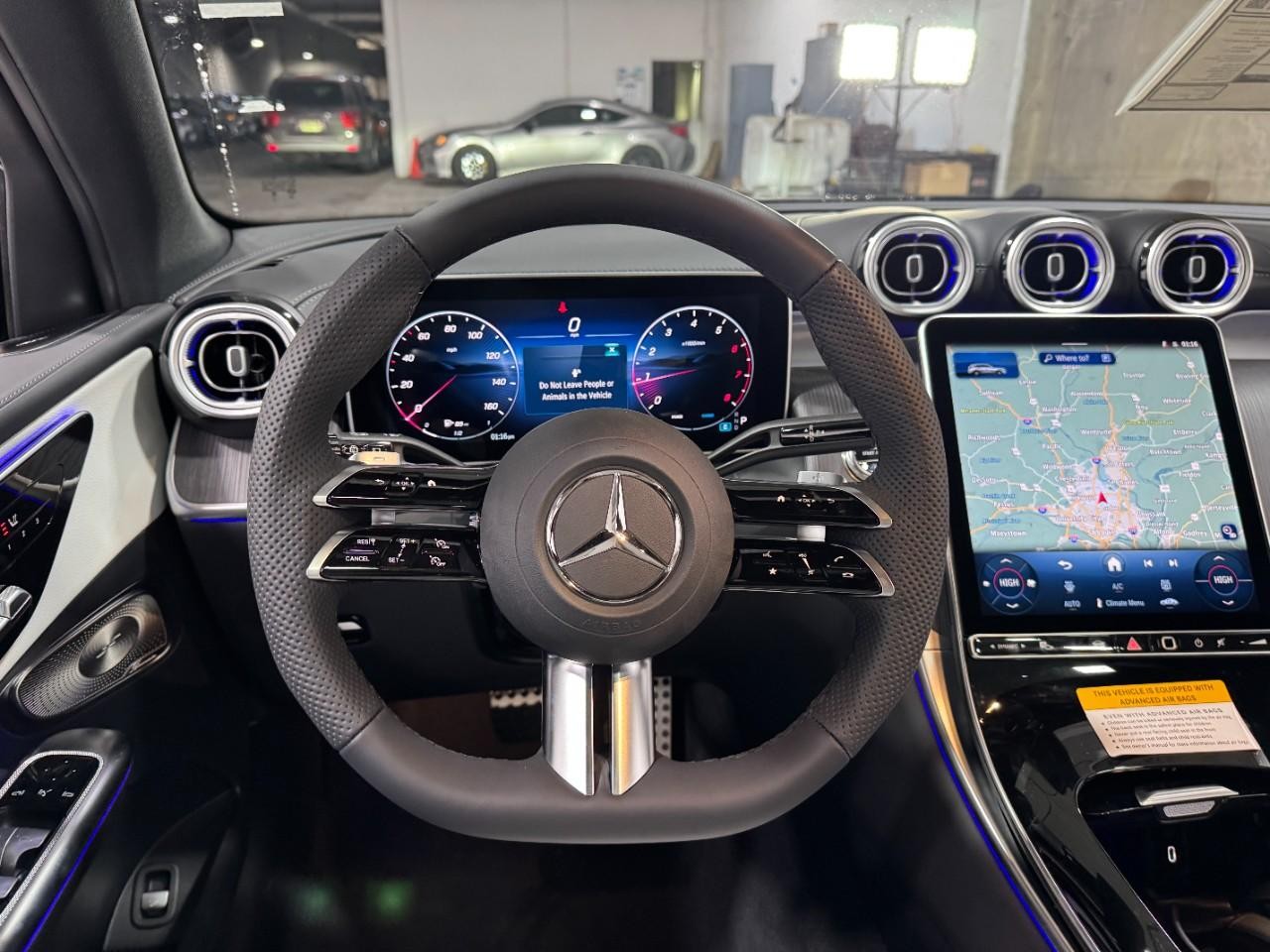 Mercedes-Benz GLC Vehicle Full-screen Gallery Image 13