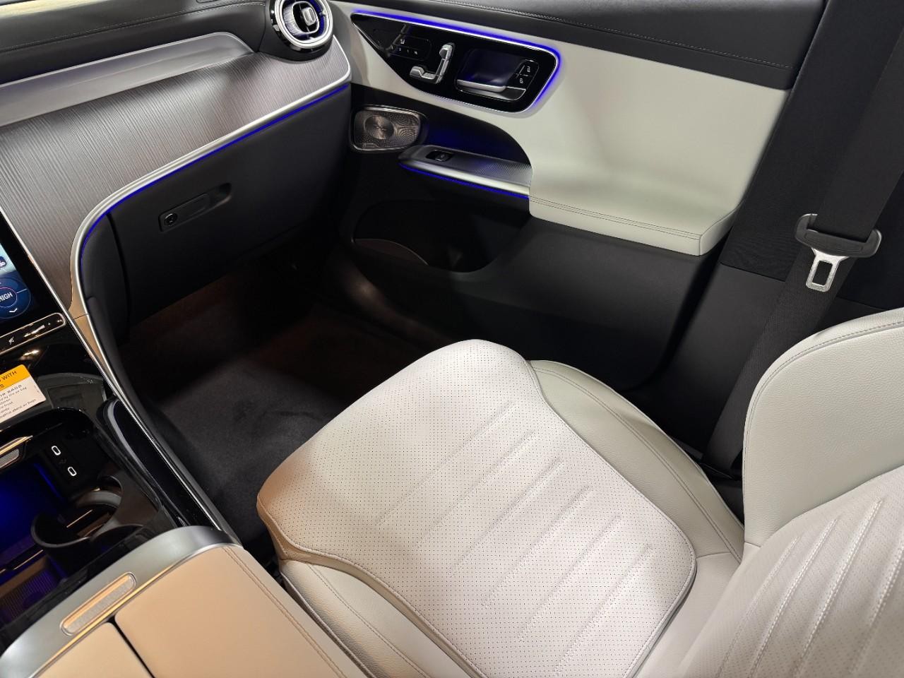 Mercedes-Benz GLC Vehicle Full-screen Gallery Image 15