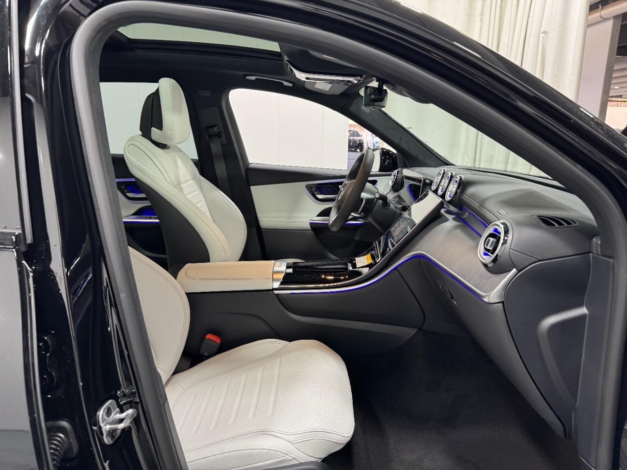 Mercedes-Benz GLC Vehicle Full-screen Gallery Image 16