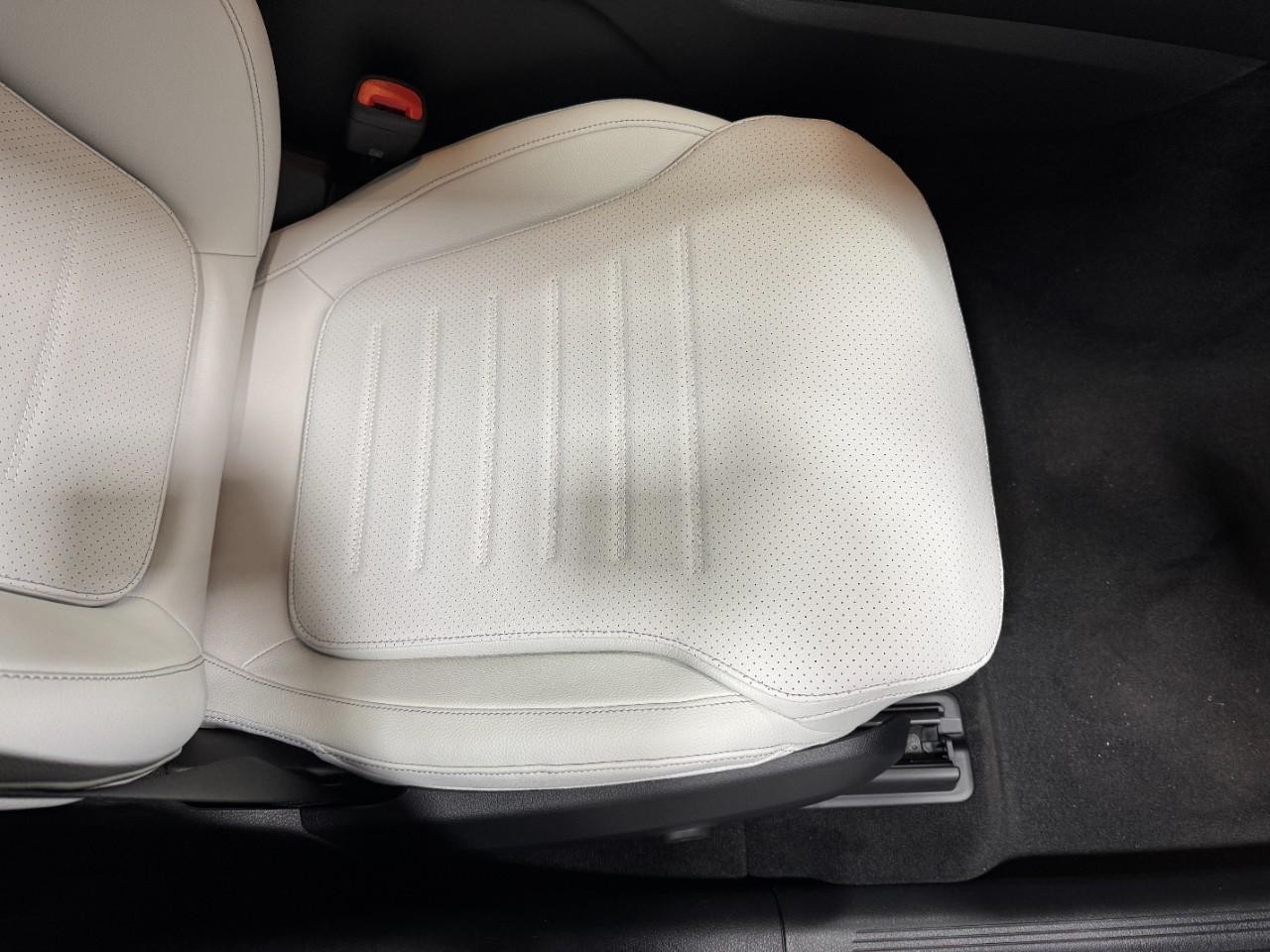 Mercedes-Benz GLC Vehicle Full-screen Gallery Image 17