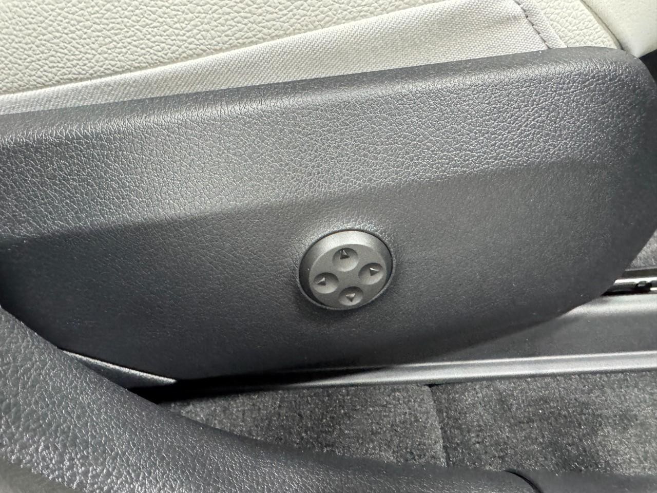 Mercedes-Benz GLC Vehicle Full-screen Gallery Image 18